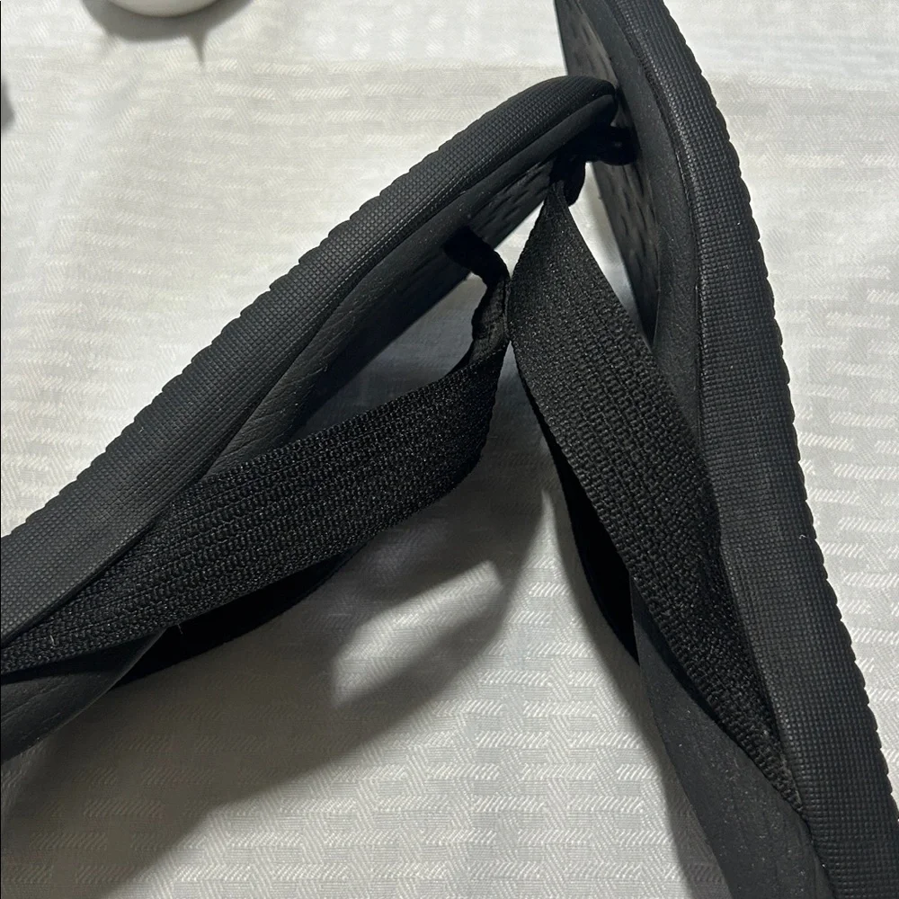 Vionic Wave 44 Black Flip-Flops 7 / 8 - Picture 14 of 15